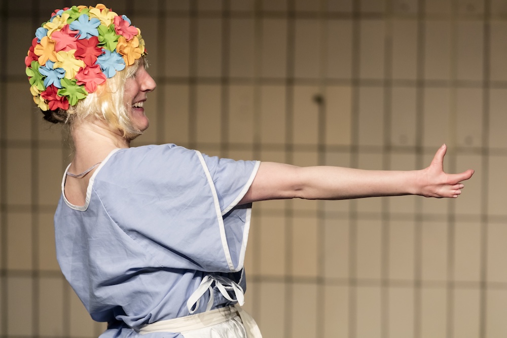 Luftschwimmen kraftvolle Szene