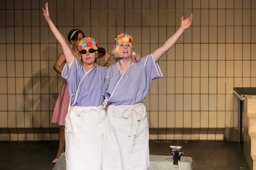 Luftschwimmen Theaterdetail