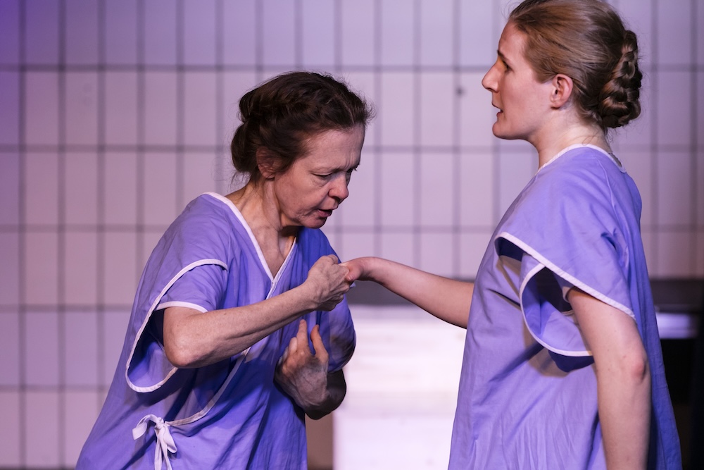 Luftschwimmen Ensembleszene